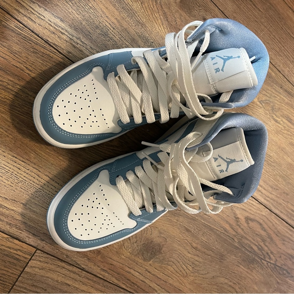 Jordan 1 mid women’s size only wore once